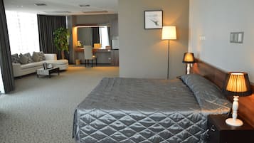 Minibar, in-room safe, individually decorated, individually furnished