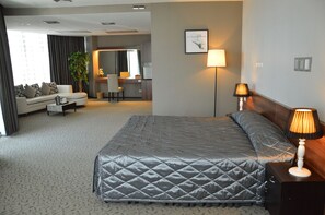 Minibar, caja de seguridad en la habitación y decoración personalizada 