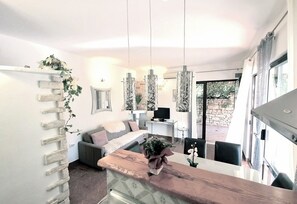 Smart TV, fireplace
