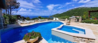 Grandiose Dalmatian stone Villa with apartments, swimming pool, jacuzzi, sauna
