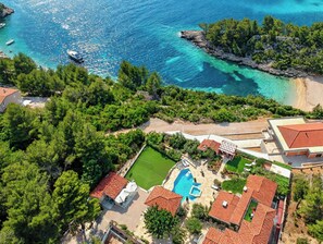 Une propriété située sur la côte, dotée d’une piscine, d’un court de tennis et d’un accès à la plage.