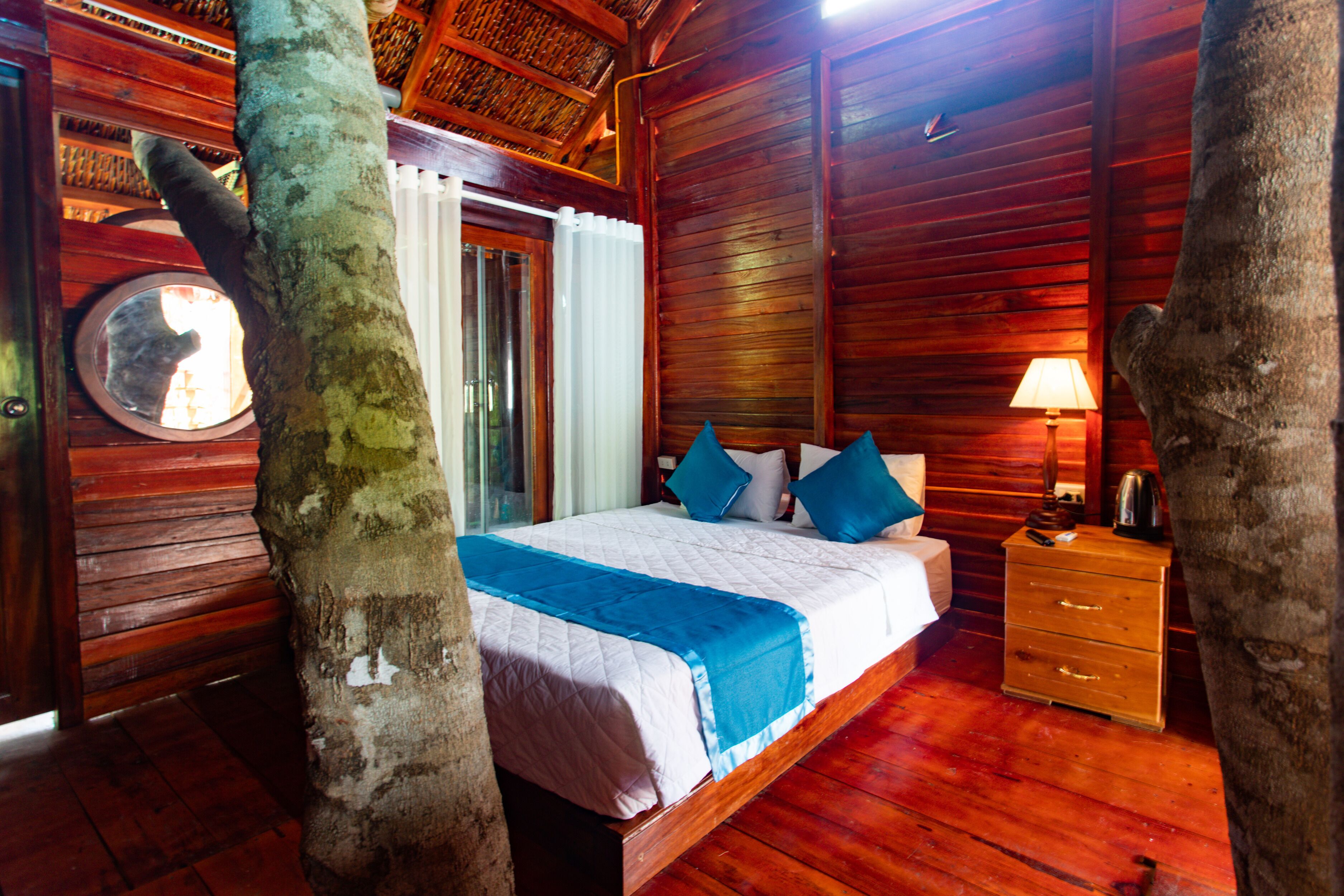 deluxe bungalow | in-room safe, individually furnished, desk, laptop workspace