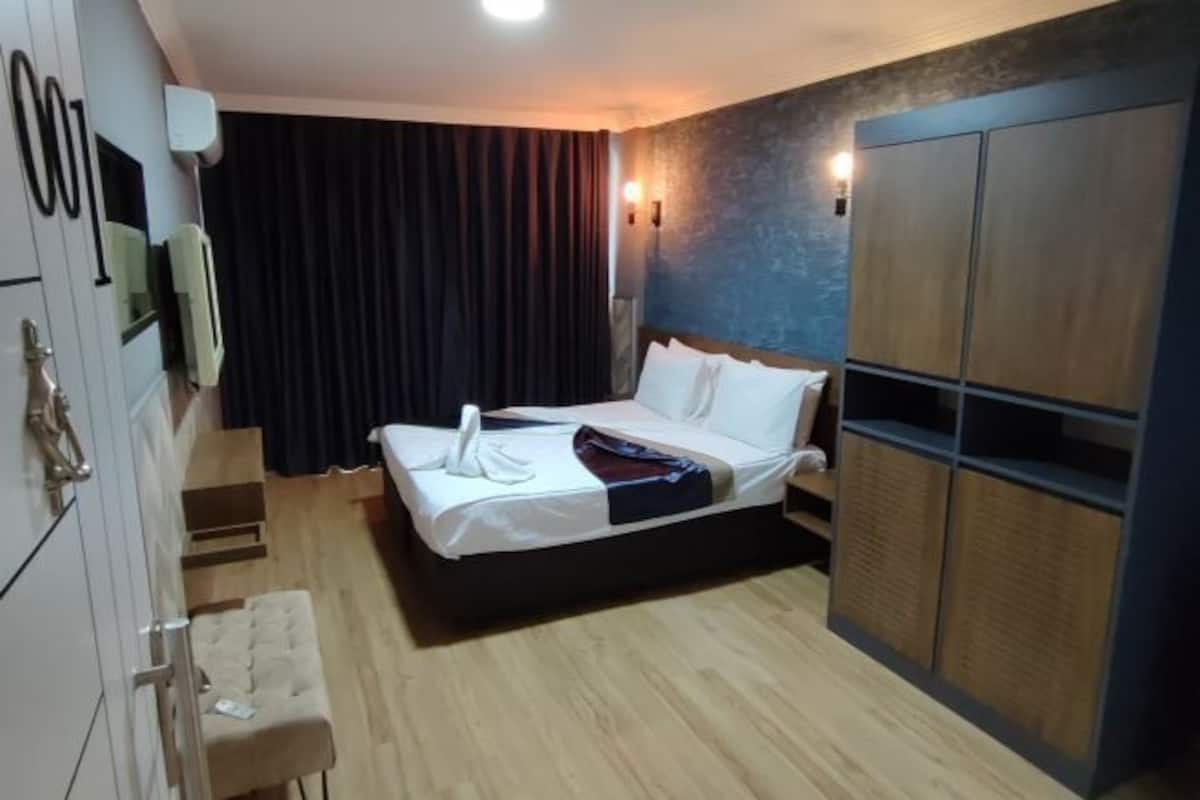 1 bedroom, Egyptian cotton sheets, premium bedding, memory foam beds