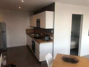 Frigorífico, microondas, horno y placa de cocina