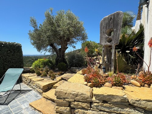 Magnificent 40 m2 apartment with hill and sea views, courtyard and private parking