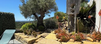 Magnificent 40 m2 apartment with hill and sea views, courtyard and private parking