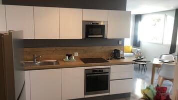 Réfrigérateur, micro-ondes, four, plaque de cuisson