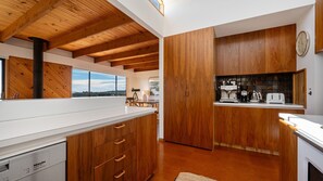 Kjøleskap, mikrobølgeovn, kokeplater og oppvaskmaskin