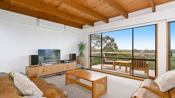 Smart TV, fireplace, streaming services