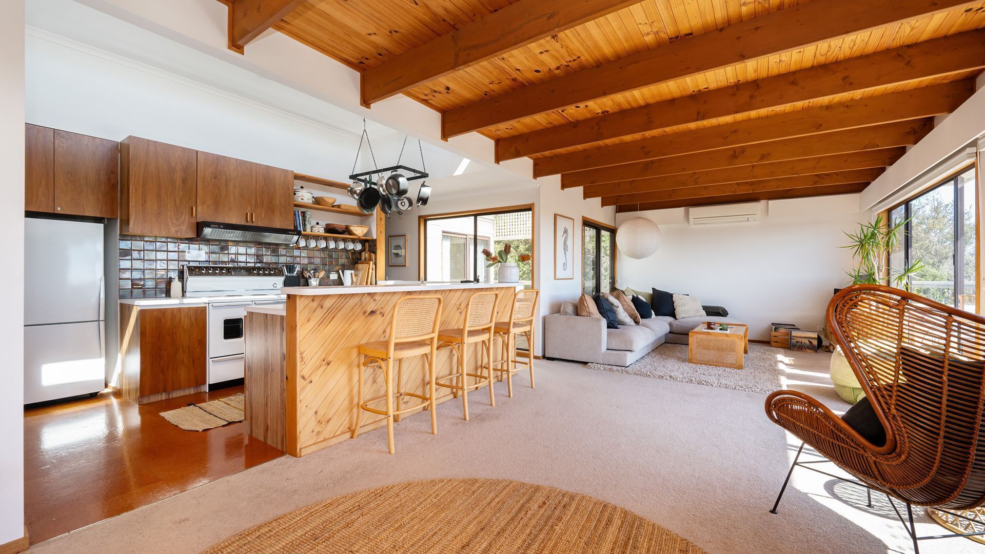 Smart TV, fireplace, streaming services