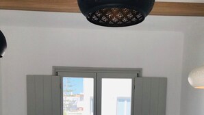 Ein Zimmer mit Whirlpool, einem Saxophon und einer Weinflasche.