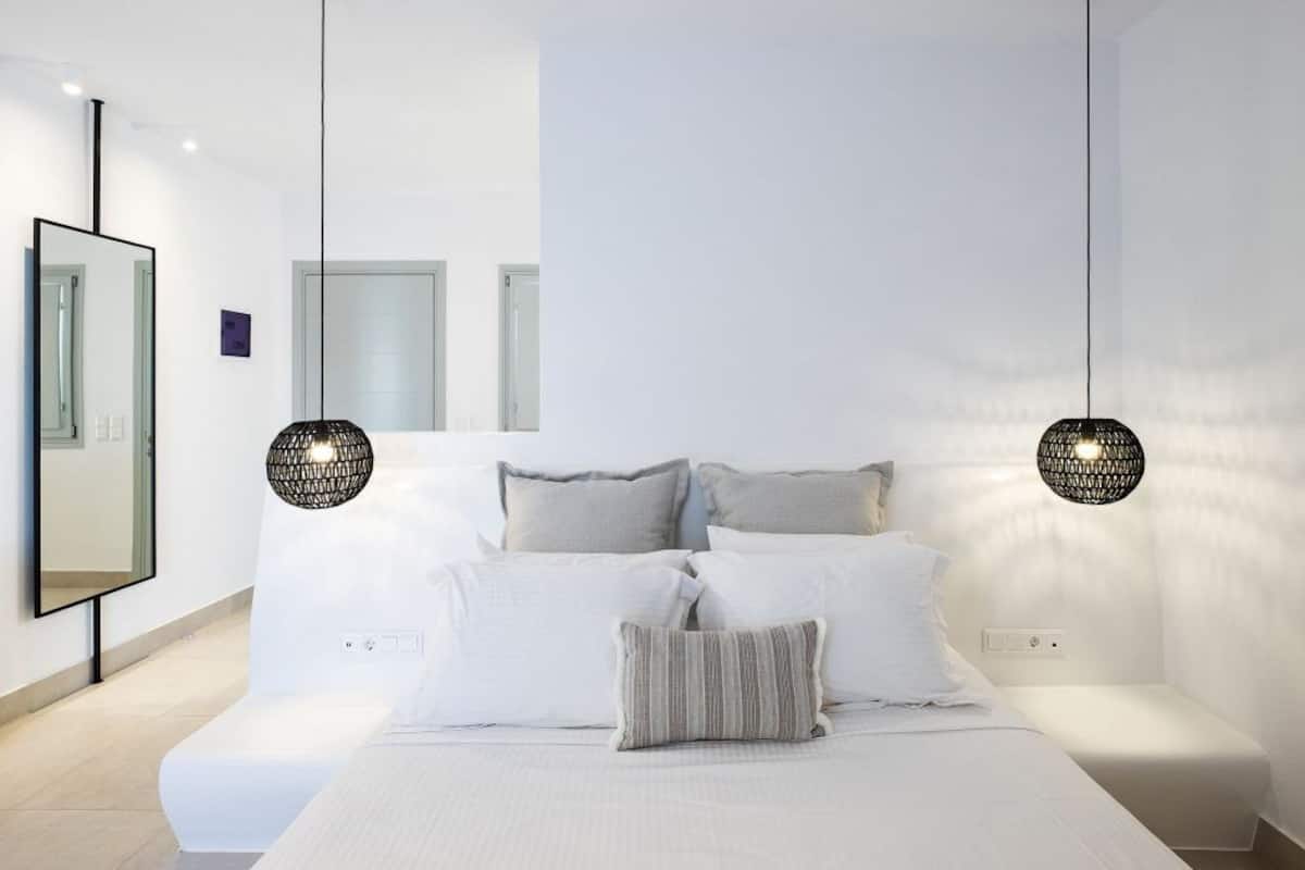 Deluxe Double Room | 1 bedroom, minibar, blackout drapes, soundproofing