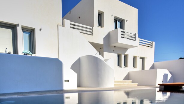Ein modernes Gebäude, sein Architektur spiegelt sich in einem Pool.