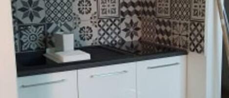 Réfrigérateur, micro-ondes, plaque de cuisson, cafetière/bouilloire