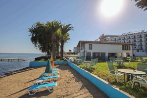 Playa privada, servicio de transporte a la playa y bar en la playa