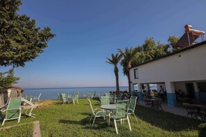 Se sirven desayunos, cenas y cocina turca
