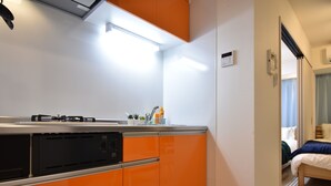 Apartment (104) | Shared kitchen | Fridge, microwave, cookware/dishes/utensils - Alphabed Okayama Sennitimae104 (Okayama)