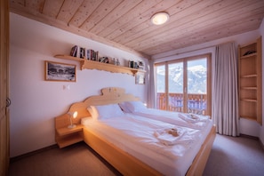 3 bedrooms, iron/ironing board, cots/infant beds, free WiFi