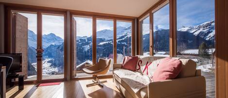 TV de tela plana, lareira, DVD player