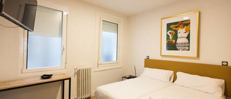 Tvåbäddsrum - tillgänglighetsanpassat (1) | Värdeförvaringsskåp på rummet och gratis wi-fi