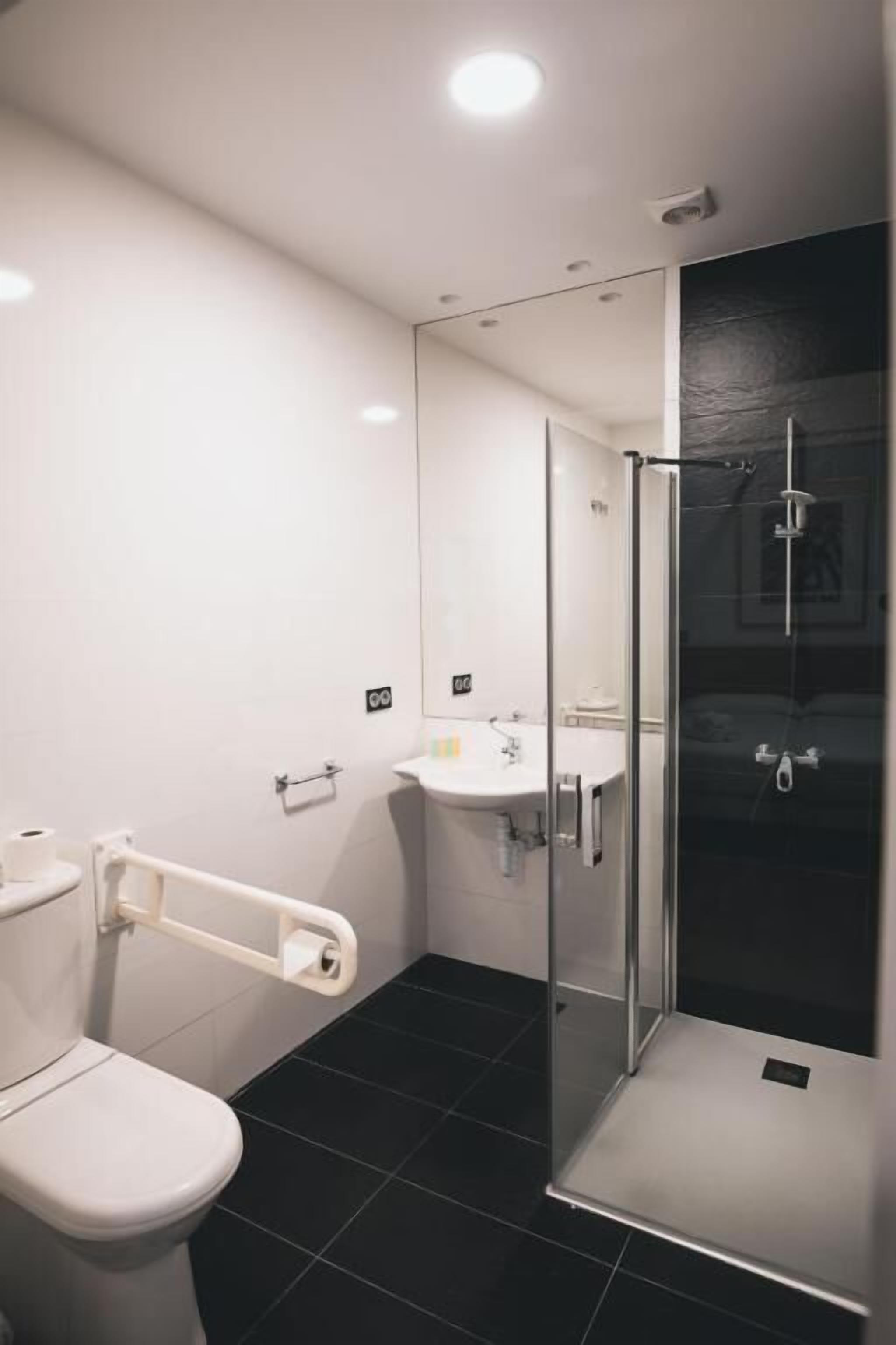 Regadera, regadera tipo lluvia, toallas 