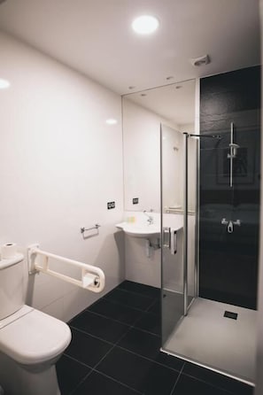 Chuveiro, chuveiro com efeito de chuva, toalhas de banho