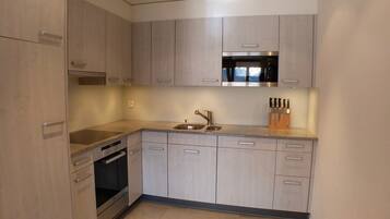 Fridge, microwave, dishwasher, coffee/tea maker