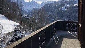 A balcony with a view of snow-covered mountains. - Chalet Bergkristall (Lauterbrunnen)