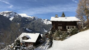 A mountain lodge with a wooden exterior and a sign reading "Bergfristall". - Chalet Bergkristall (Lauterbrunnen)