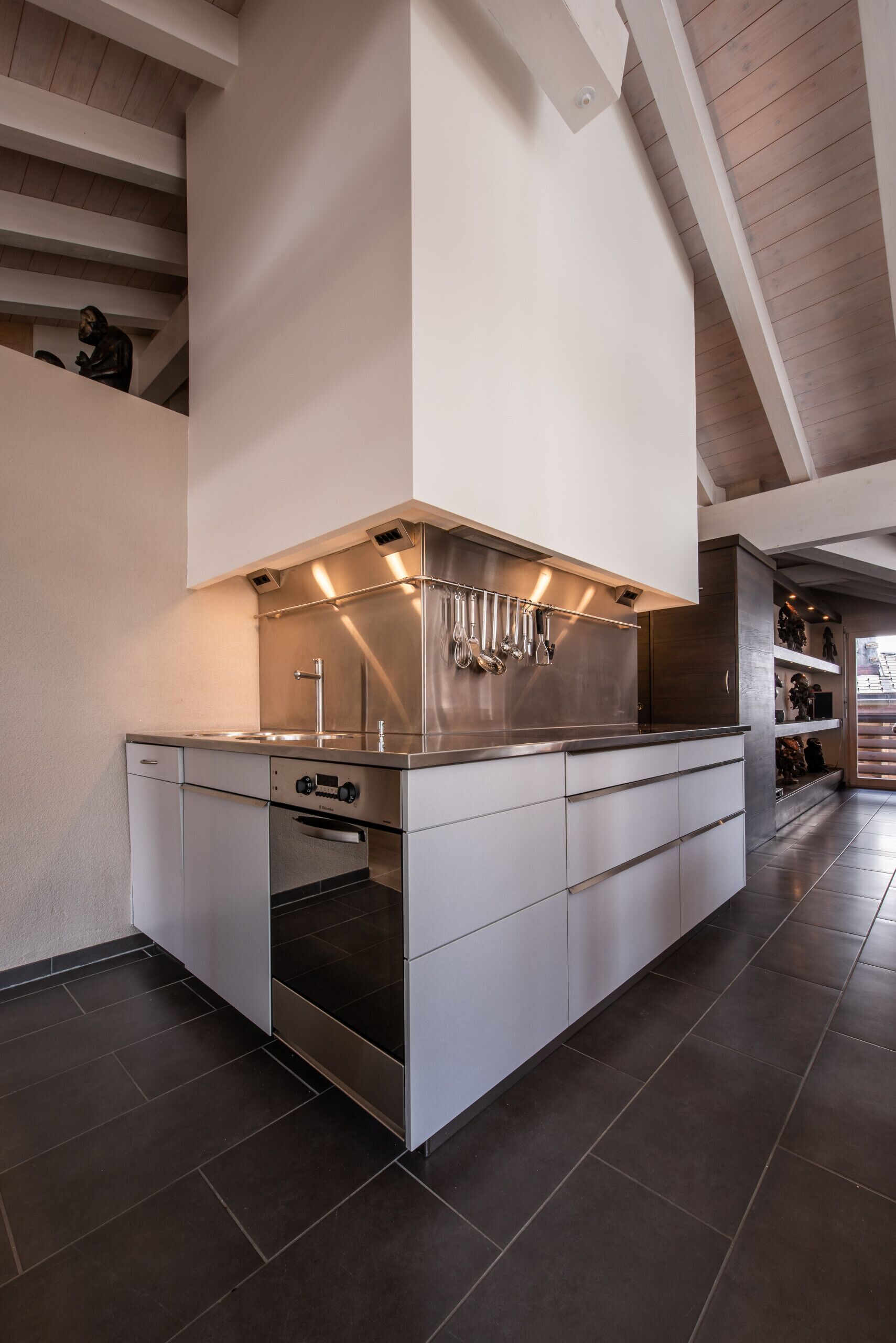 Fridge, microwave, dishwasher, coffee/tea maker