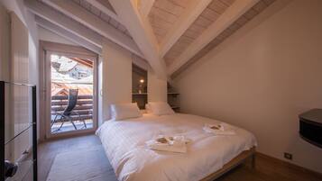 3 bedrooms, iron/ironing board, cots/infant beds, free WiFi