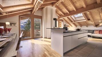 Tủ lạnh, lò vi sóng, máy rửa bát, dụng cụ pha cà phê/trà