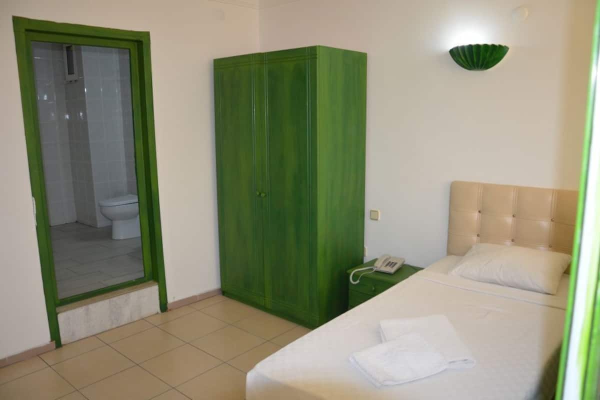 Free cots/infant beds, free WiFi