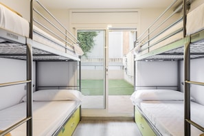 Tabla de planchar con plancha, wifi gratis y ropa de cama 
