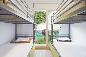 熨斗/熨衣板、免費無線上網、床單