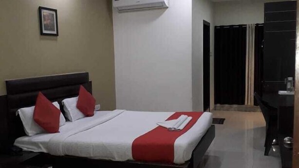 Standard Room - The Singh Palace (Raipur)