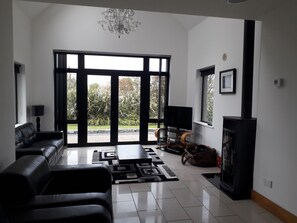 Living area - Stunning House 5 min walk from Omey strand - sleeps 8 guests in 4 bedrooms (Clifden)