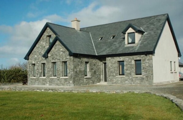 Exterior - Stunning House 5 min walk from Omey strand - sleeps 8 guests in 4 bedrooms (Clifden)