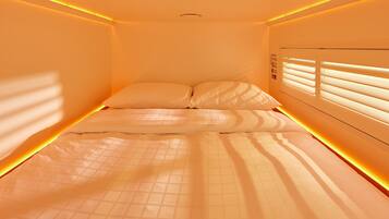 Hub, 1 Queen Bed, Shared Bathroom | Lydisolering, strygejern/strygebræt, gratis Wi-Fi, sengetøj