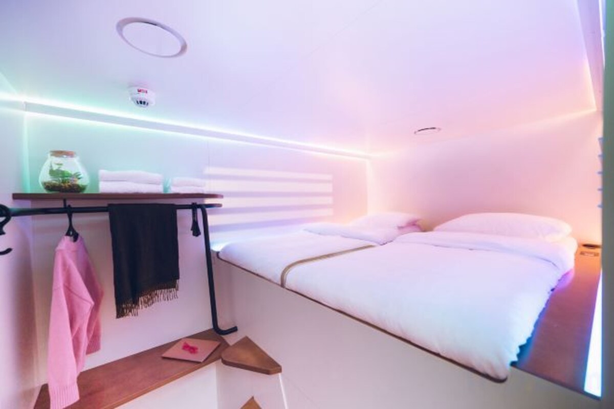 Twin Hub, 2 Twin Beds, Shared Bathroom