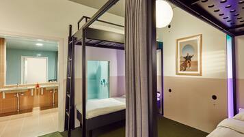 Habitación cuádruple, baño privado | Insonorización, tabla de planchar con plancha y wifi gratis