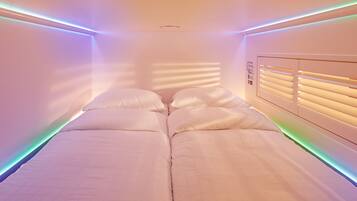 Twin Hub, 2 Twin Beds, Shared Bathroom