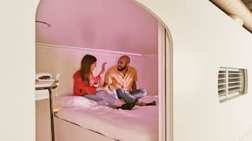 Un dormitorio moderno y acogedor con una cama litera y una pequeña mesa.