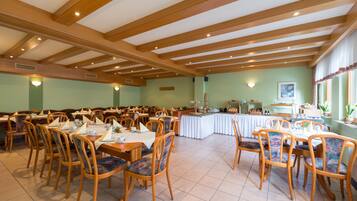 Free daily buffet breakfast