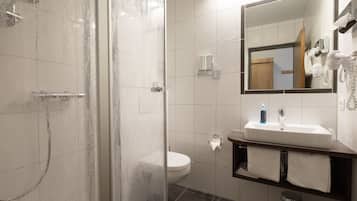 Dusche, umweltfreundliche Kosmetikartikel, Haartrockner, Handtücher