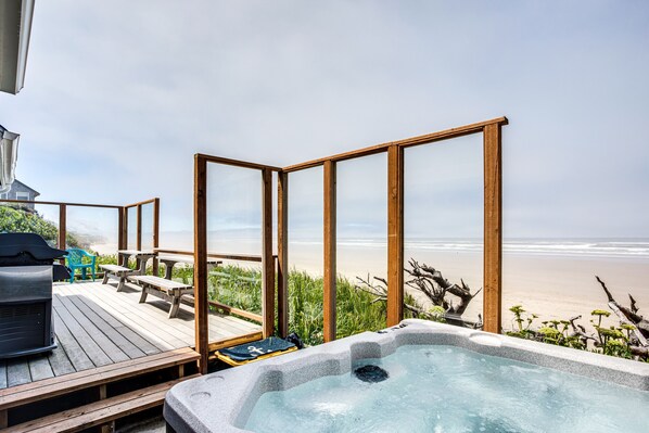 Property grounds - Ocean Front Home on Sandy Beach! Dog Friendly! Hot Tub! (Yachats)