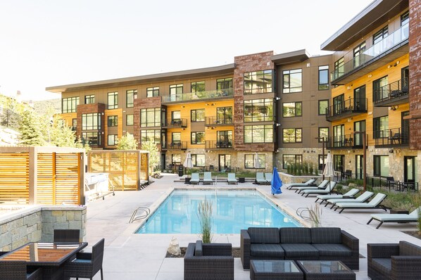 Lämmitetty uima-allas