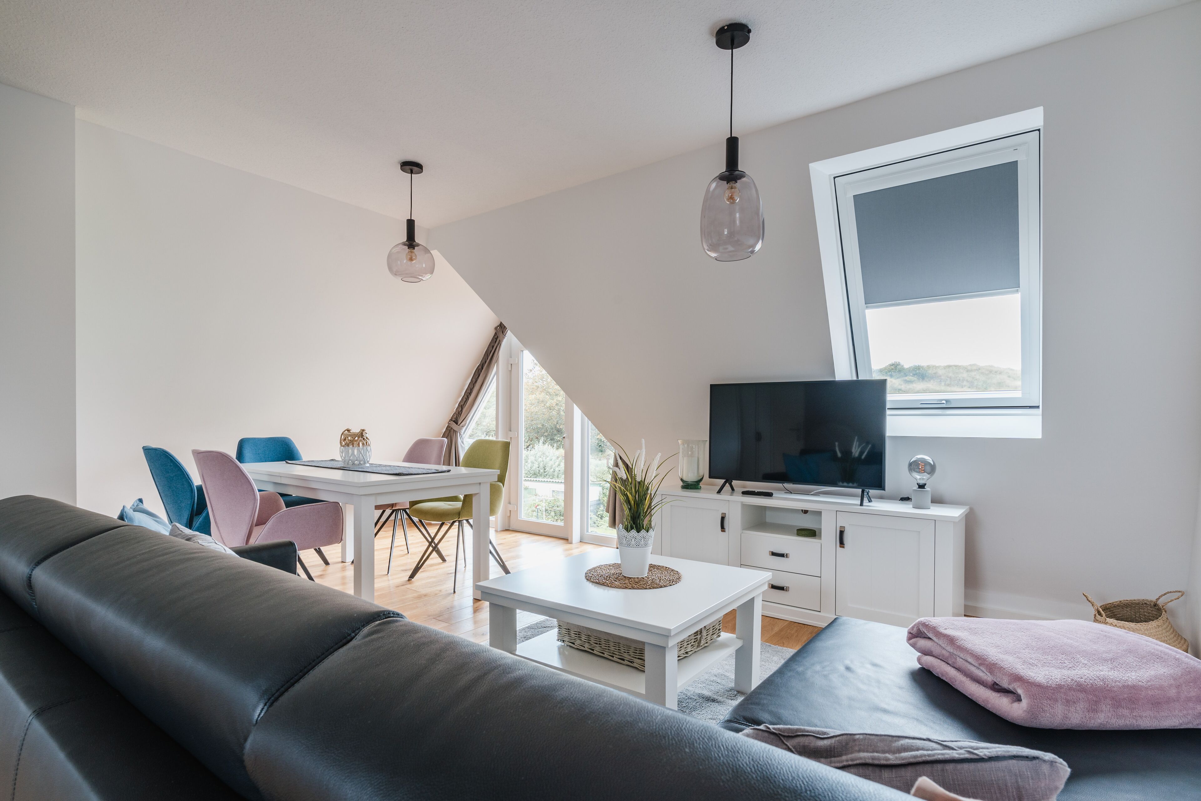 Älytelevisio, takka, kirjoja