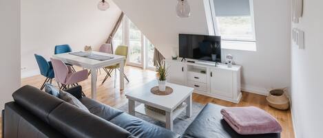 Smart TV, lareira, livros