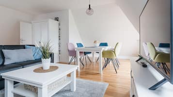 TV connectée, cheminée, livres